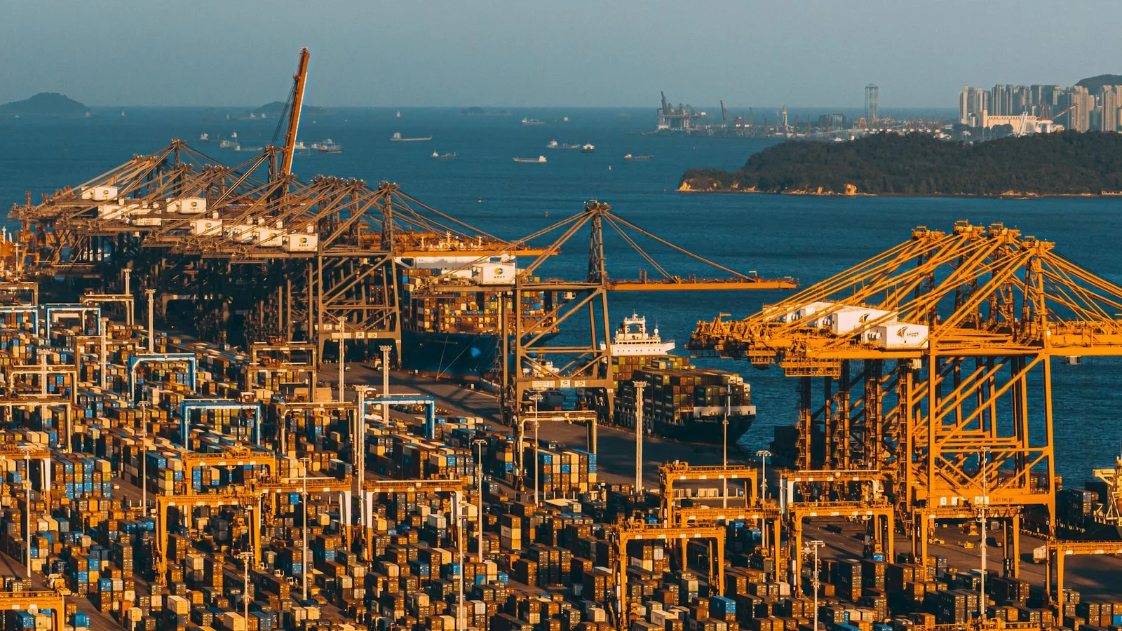 Asia-Pacific Leads Global Shift to Intelligent Commerce: Implications for Swiss Financial Institutions