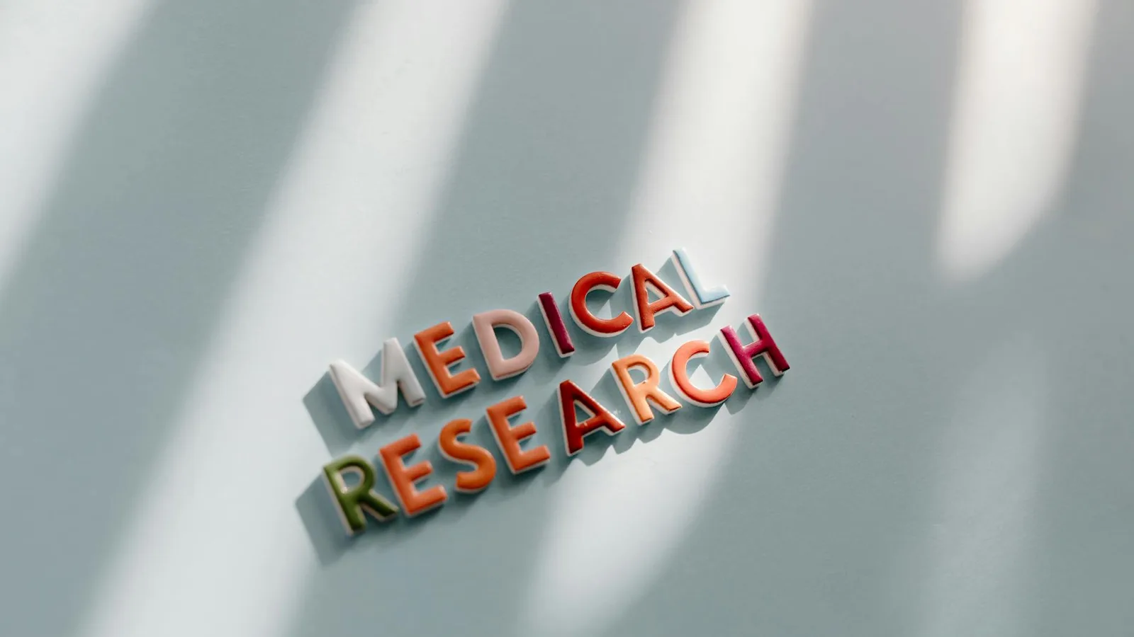 Automated Construction of Medical Indicator Knowledge Graphs Using Retrieval Augmented Large Language Models