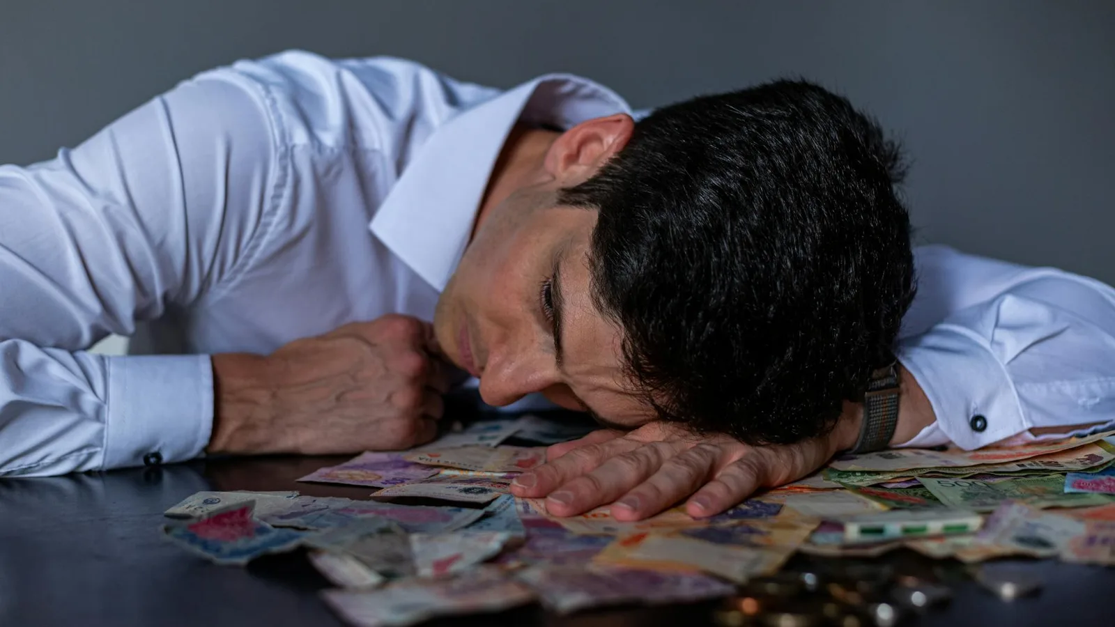 CBDC Stress Test in a Dual-Currency Setting