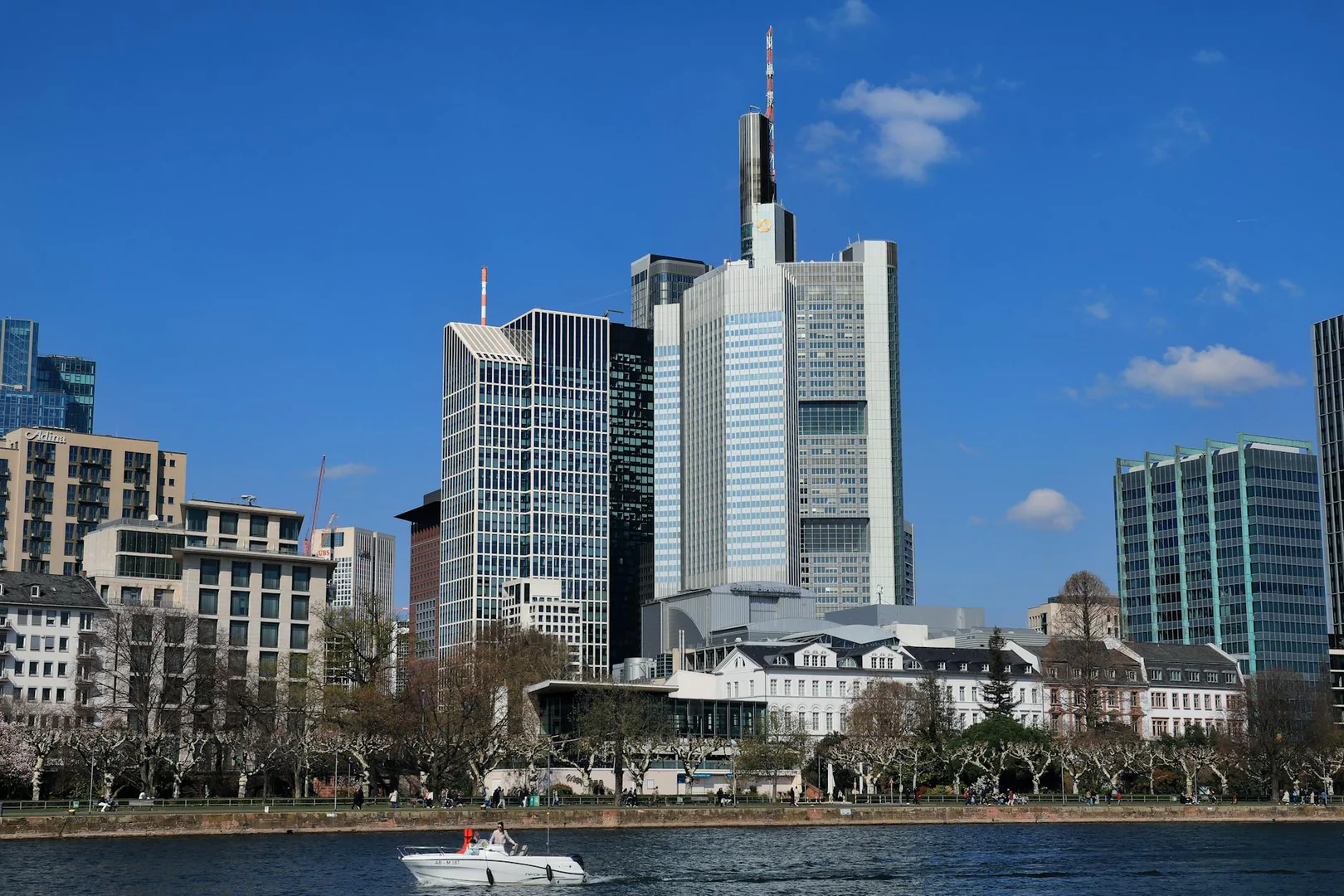 Commerzbank streicht 3000 Vollzeitstellen bei ehrgeizigerem Gewinnziel