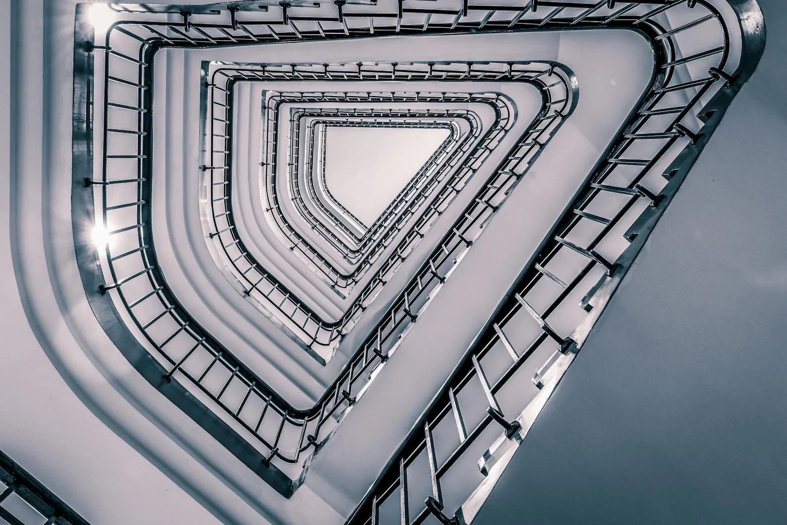 Databricks tested a stronger model against its multi-step agent on hybrid queries. The stronger model still lost by 21%.