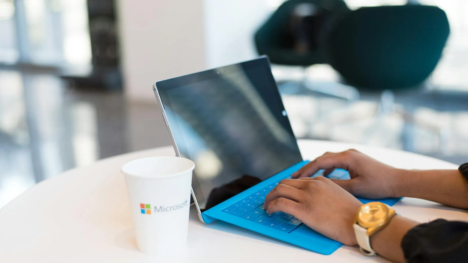 Microsoft Copilot Switzerland Review 2025: Swiss Gold Tier (91/100) - Der einzige LLM mit CH-Servern + SwissID